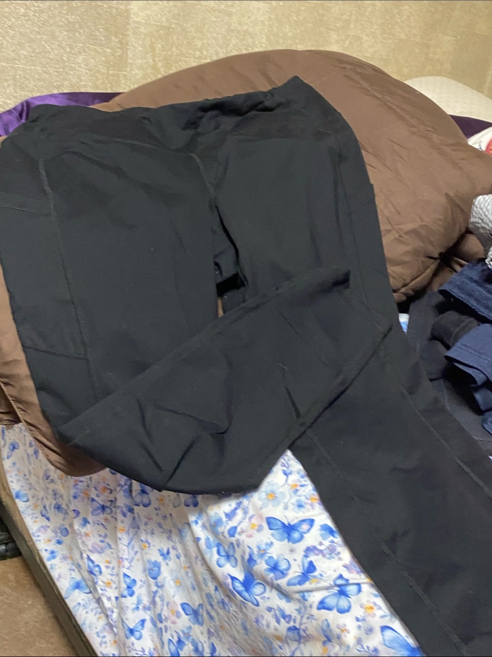 Women’s black spandex pants with pockets